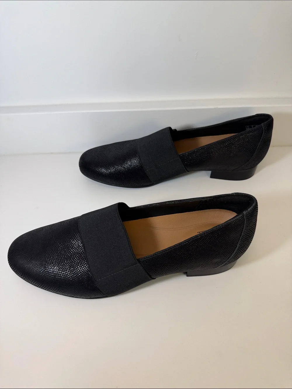 Clarks Women’s Un Blush Lo Black Slip-On Loafers - Size 9